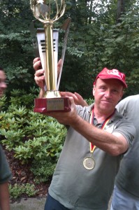 Spielführer Hartmut Lohß mit dem Champions-Pokal